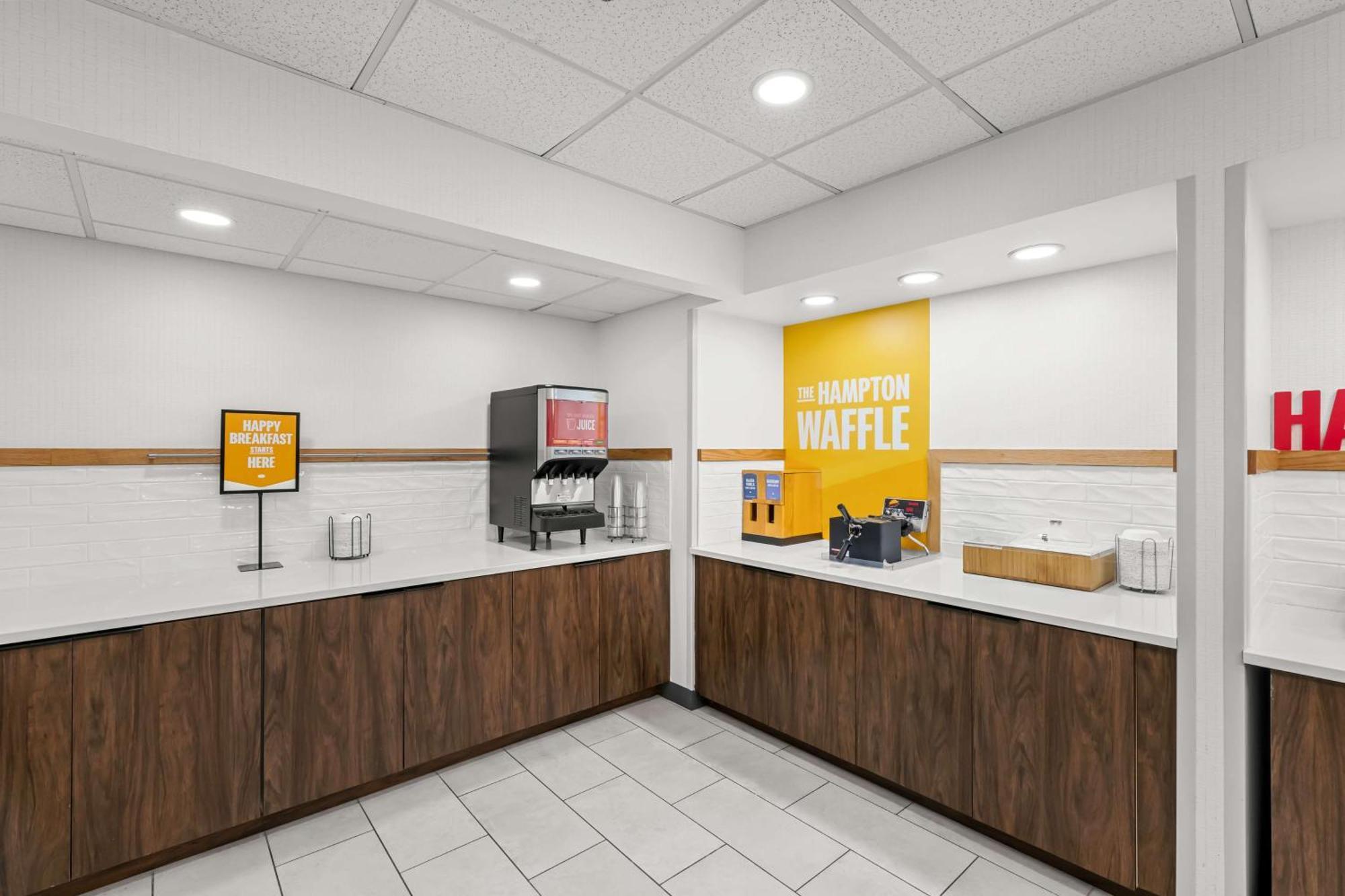Hampton Inn & Suites Charlotte-Airport Экстерьер фото