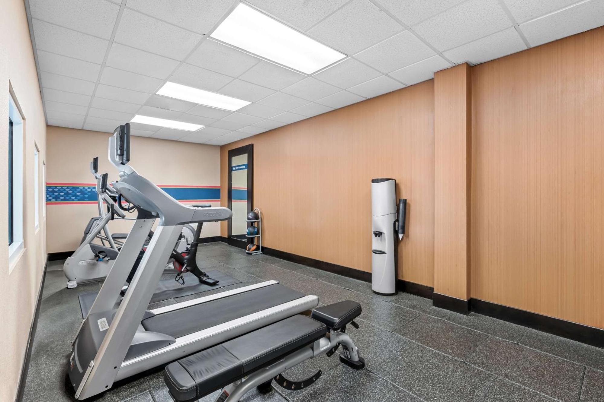 Hampton Inn & Suites Charlotte-Airport Экстерьер фото