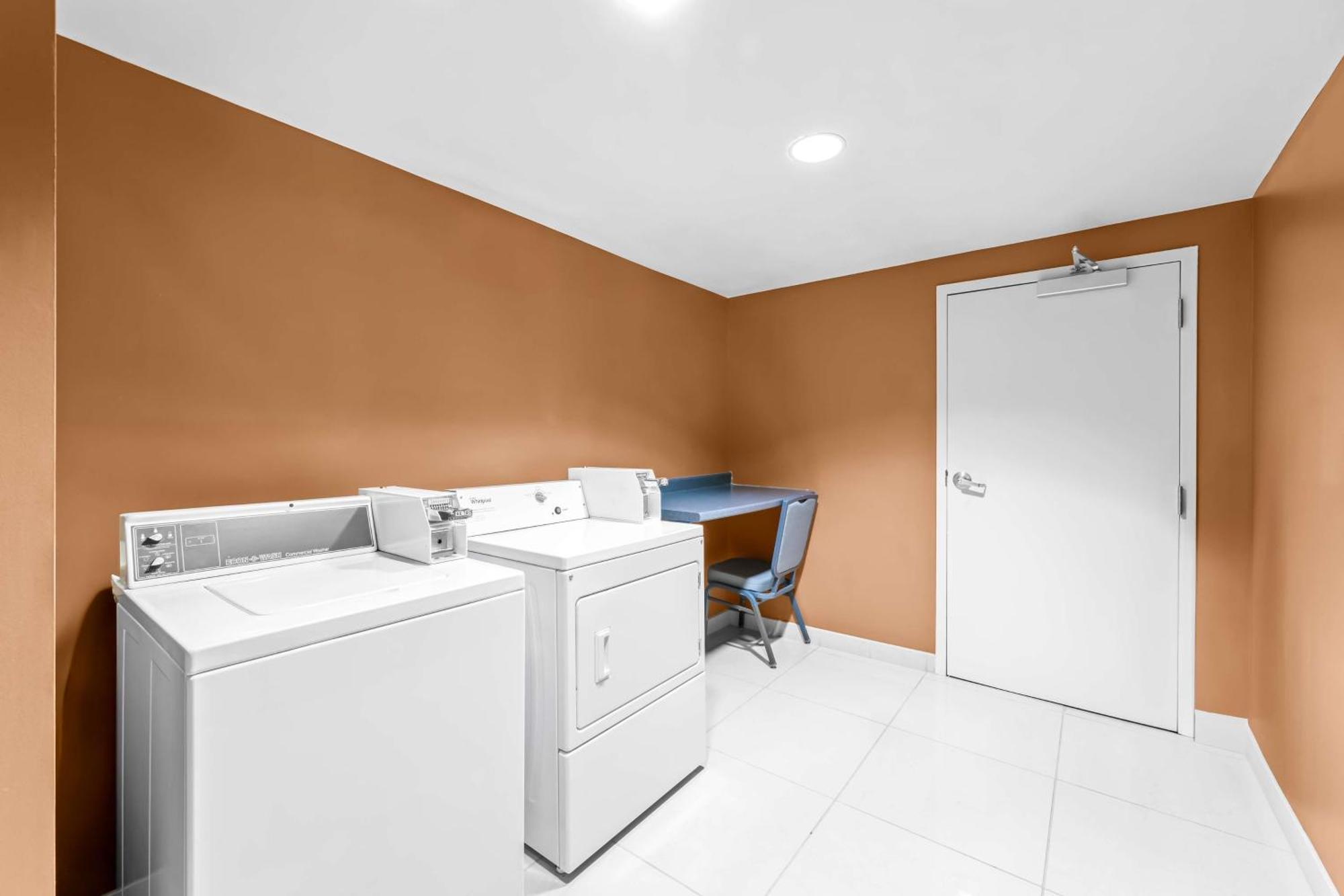Hampton Inn & Suites Charlotte-Airport Экстерьер фото