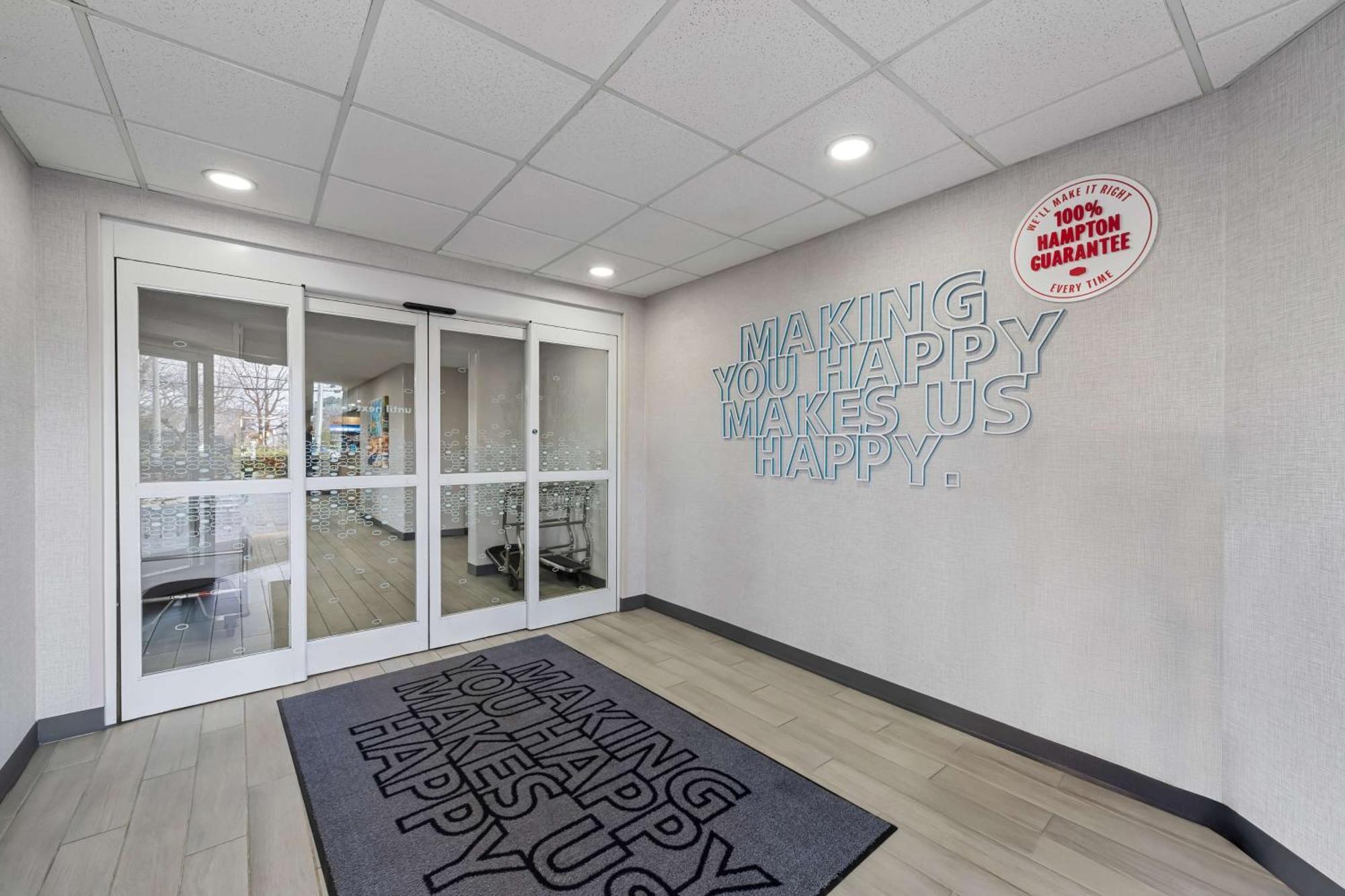 Hampton Inn & Suites Charlotte-Airport Экстерьер фото